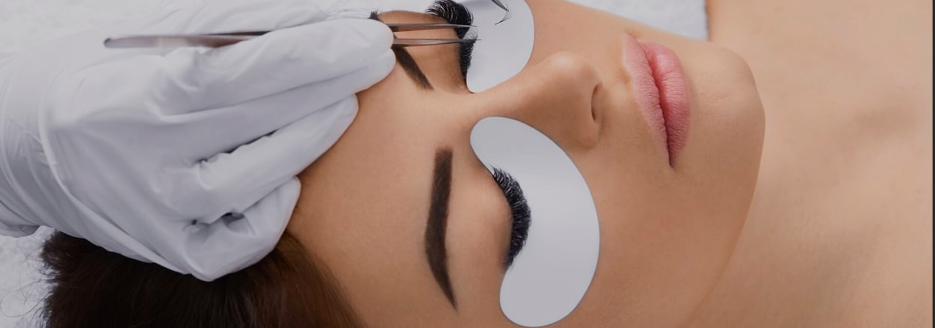 Mirada con extensiones de pestañas